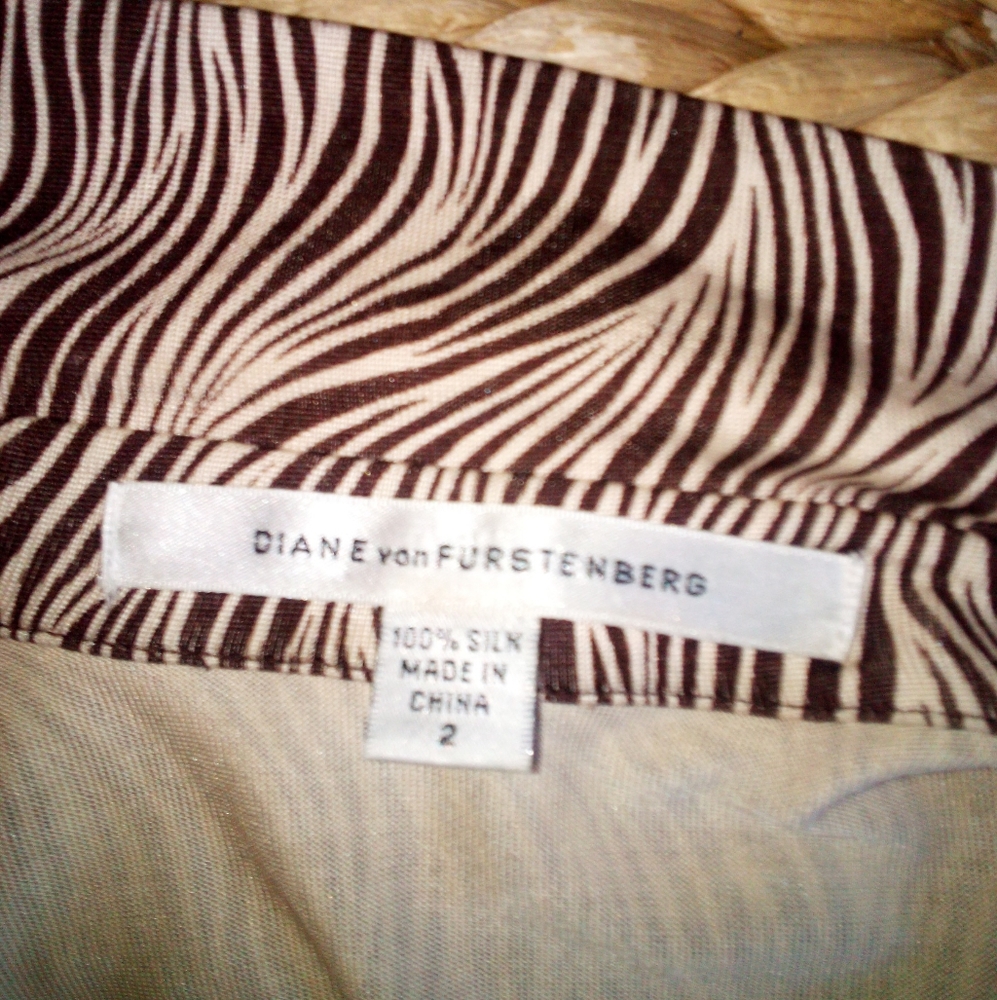 D vonFerstenberg 100% Silk Wrap Around Dress - Picture 4 of 6